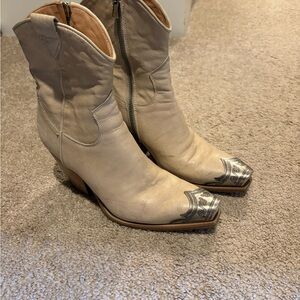 Stylish Cream Western Boots with Silver Accents